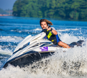 Moto de agua saliendo a navegar